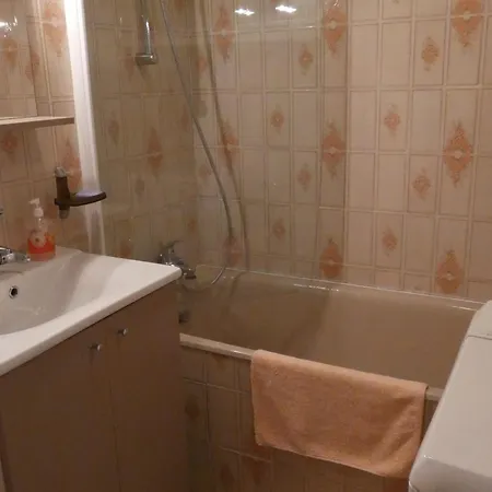 Apartment Bord De Avec Balcon Et Parking Prive - Fr-1-323-421